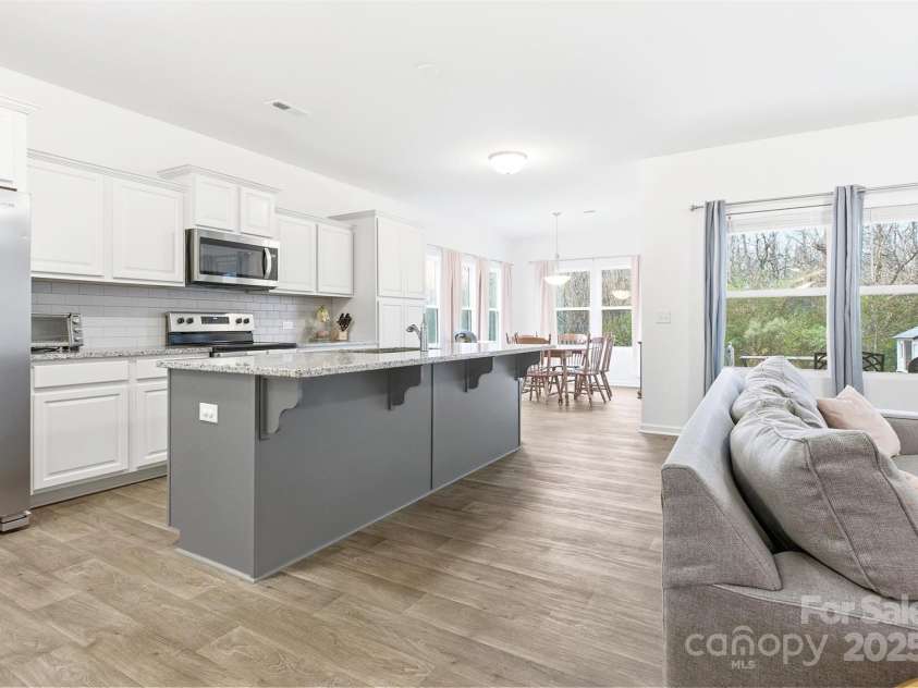 1328 Oakhurst Drive, Waxhaw, NC 28173.  MLS# CAR4332580, YatesRealty ID 2777. Beautiful Chef's Kitchen