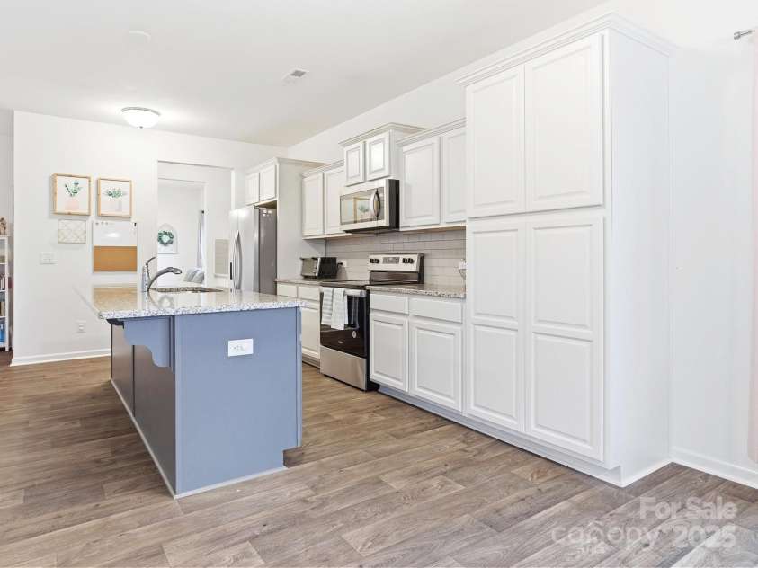 1328 Oakhurst Drive, Waxhaw, NC 28173.  MLS# CAR4332580, YatesRealty ID 2777. Beautiful Chef's Kitchen