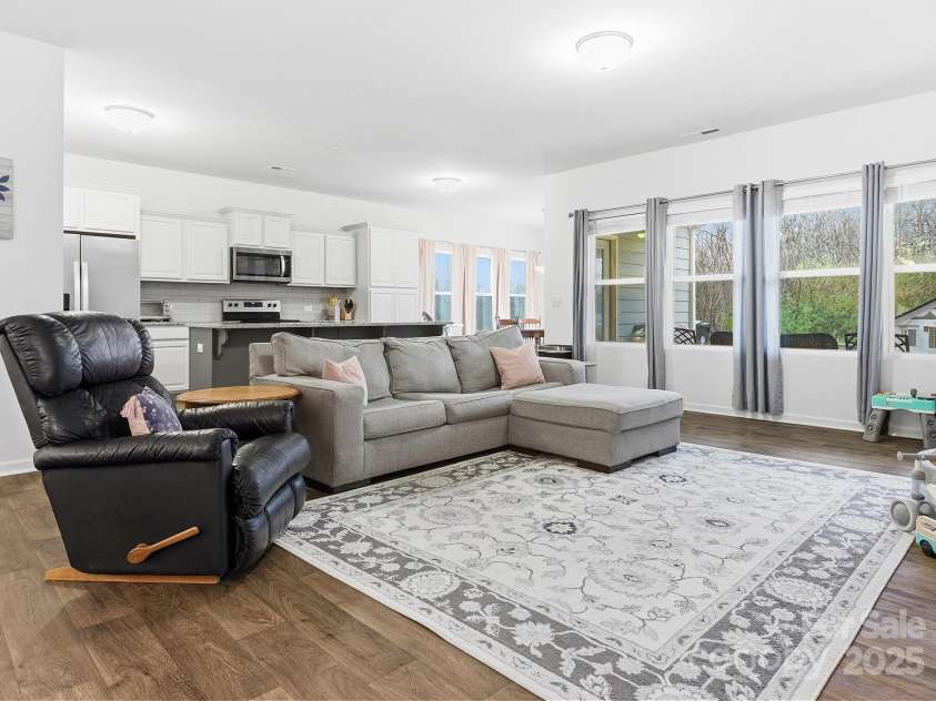 1328 Oakhurst Drive, Waxhaw, NC 28173.  MLS# CAR4332580, YatesRealty ID 2777. Huge Living Room/Open Floor Plan