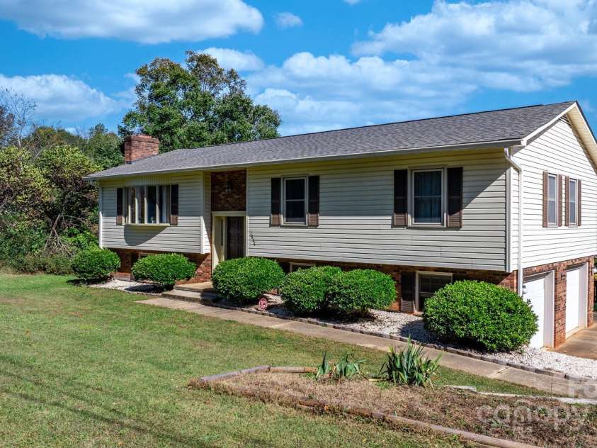 3808 22nd Street Court, Hickory, NC 28601.  MLS# CAR4228446, YatesRealty ID 2777. 