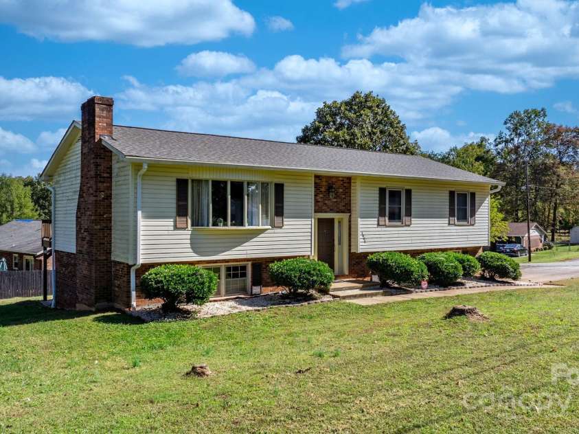 3808 22nd Street Court, Hickory, NC 28601.  MLS# CAR4228446, YatesRealty ID 2777. 