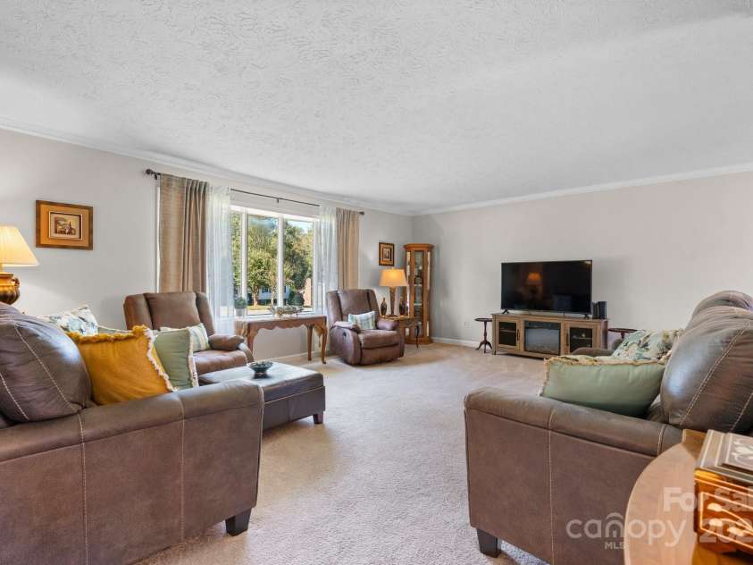 3808 22nd Street Court, Hickory, NC 28601.  MLS# CAR4228446, YatesRealty ID 2777. 