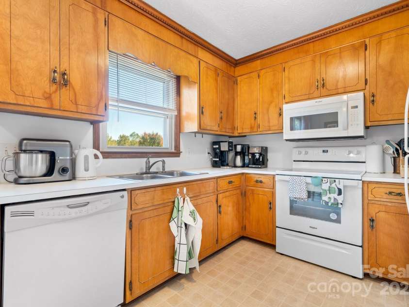 3808 22nd Street Court, Hickory, NC 28601.  MLS# CAR4228446, YatesRealty ID 2777. 