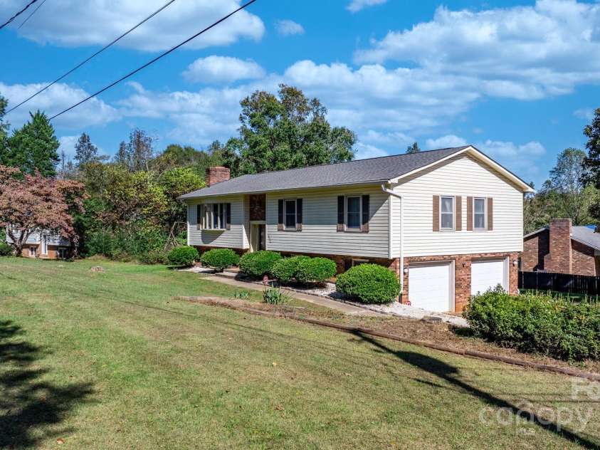 3808 22nd Street Court, Hickory, NC 28601.  MLS# CAR4228446, YatesRealty ID 2777. 