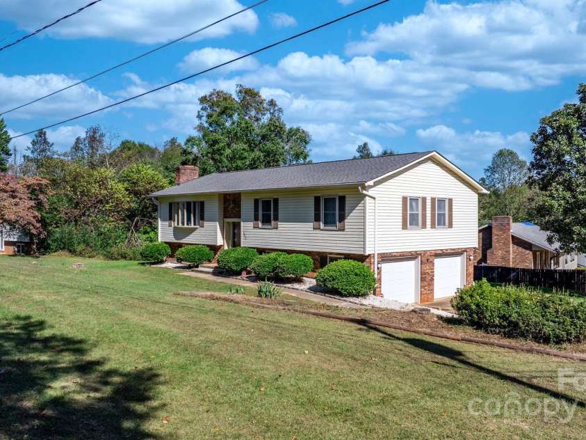 3808 22nd Street Court, Hickory, NC 28601.  MLS# CAR4228446, YatesRealty ID 2777. 