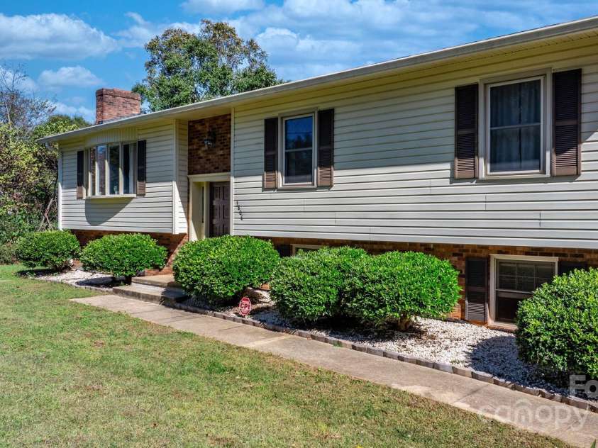 3808 22nd Street Court, Hickory, NC 28601.  MLS# CAR4228446, YatesRealty ID 2777. 