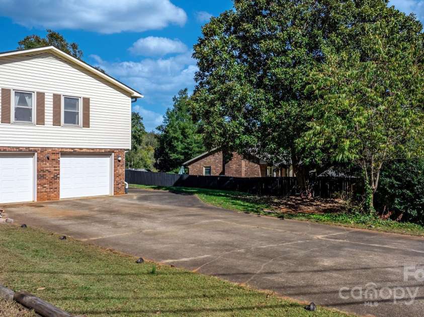 3808 22nd Street Court, Hickory, NC 28601.  MLS# CAR4228446, YatesRealty ID 2777. 