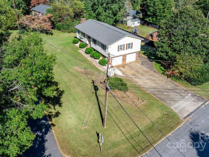 3808 22nd Street Court, Hickory, NC 28601.  MLS# CAR4228446, YatesRealty ID 2777. 