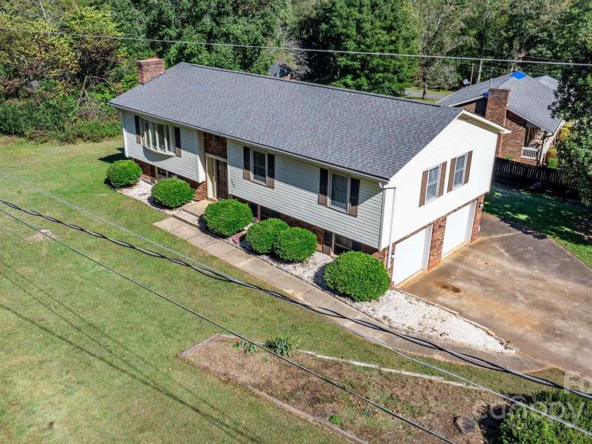 3808 22nd Street Court, Hickory, NC 28601.  MLS# CAR4228446, YatesRealty ID 2777. 