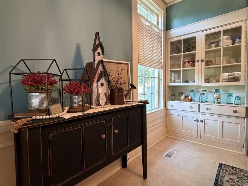 1417 Melrose Drive, Shelby, NC 28152.  MLS# CAR4386455, YatesRealty ID 27772. Dining area.