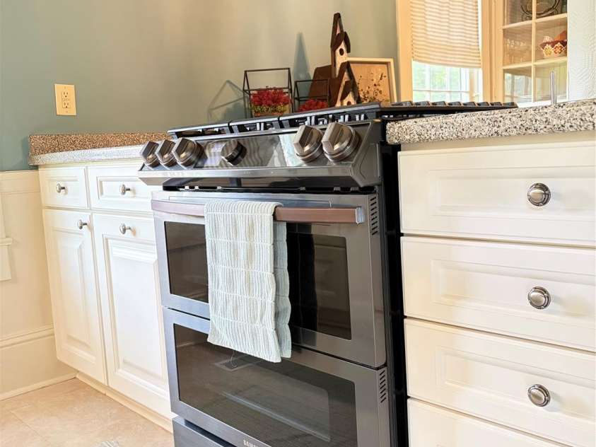 1417 Melrose Drive, Shelby, NC 28152.  MLS# CAR4386455, YatesRealty ID 27772. Gas range features double oven.