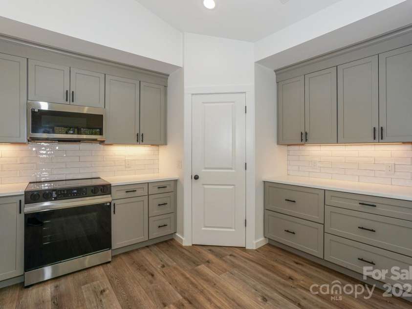 110 Yadkin River Road, Statesville, NC 28625.  MLS# CAR4284213, YatesRealty ID 27775. 