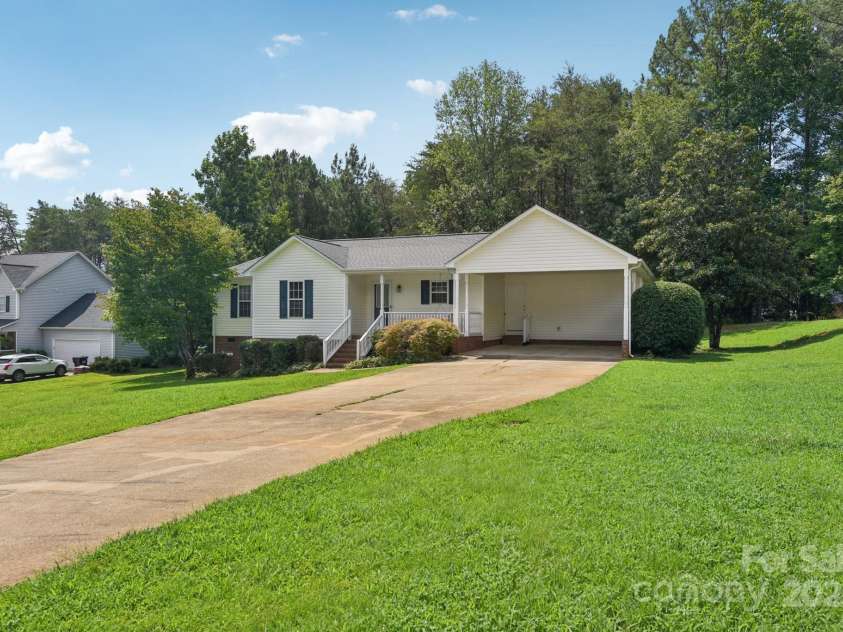 1114 Courtney Cove Court, Gastonia, NC 28052.  MLS# CAR4284403, YatesRealty ID 27777. LARGE LOT