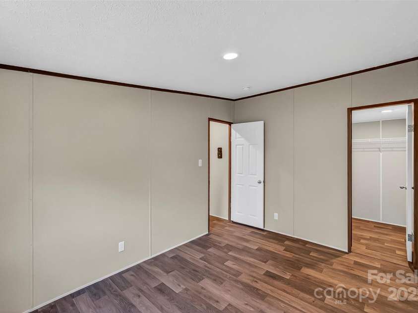 136 Weiss Road, Asheville, NC 28806.  MLS# CAR4283338, YatesRealty ID 27779. 