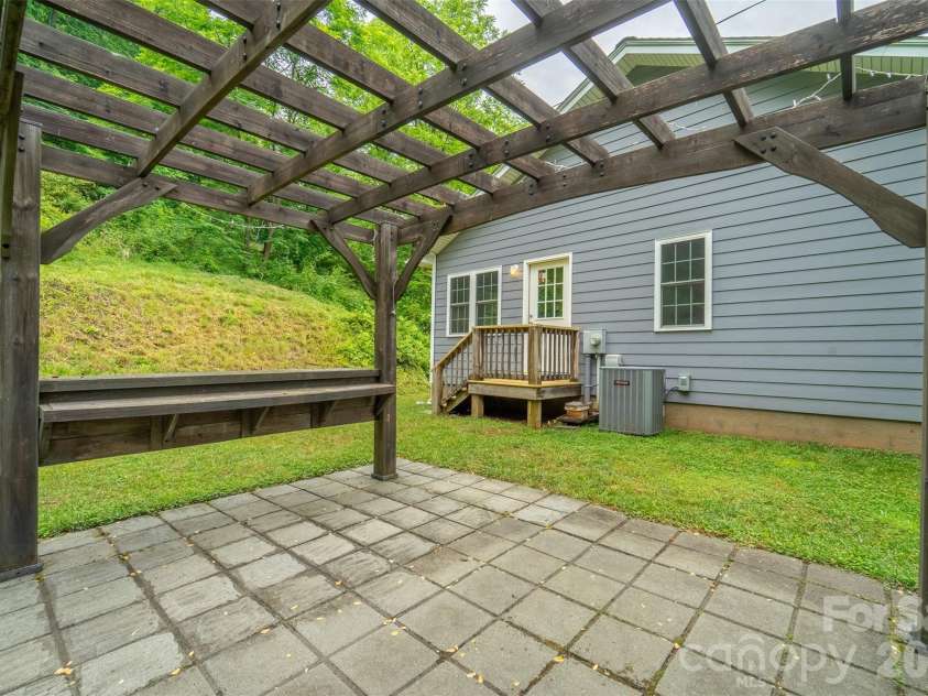 79 Harris Circle, Sylva, NC 28779.  MLS# CAR4376056, YatesRealty ID 27779. 