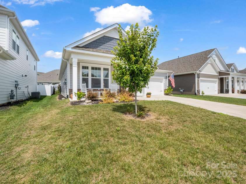 134 Fox Cove Road, Hendersonville, NC 28792.  MLS# CAR4283980, YatesRealty ID 27781. 