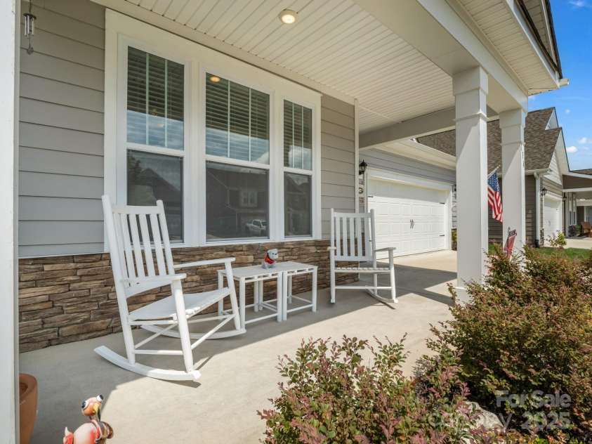 134 Fox Cove Road, Hendersonville, NC 28792.  MLS# CAR4283980, YatesRealty ID 27781. 