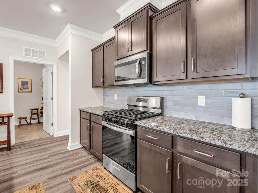 134 Fox Cove Road, Hendersonville, NC 28792.  MLS# CAR4283980, YatesRealty ID 27781. 