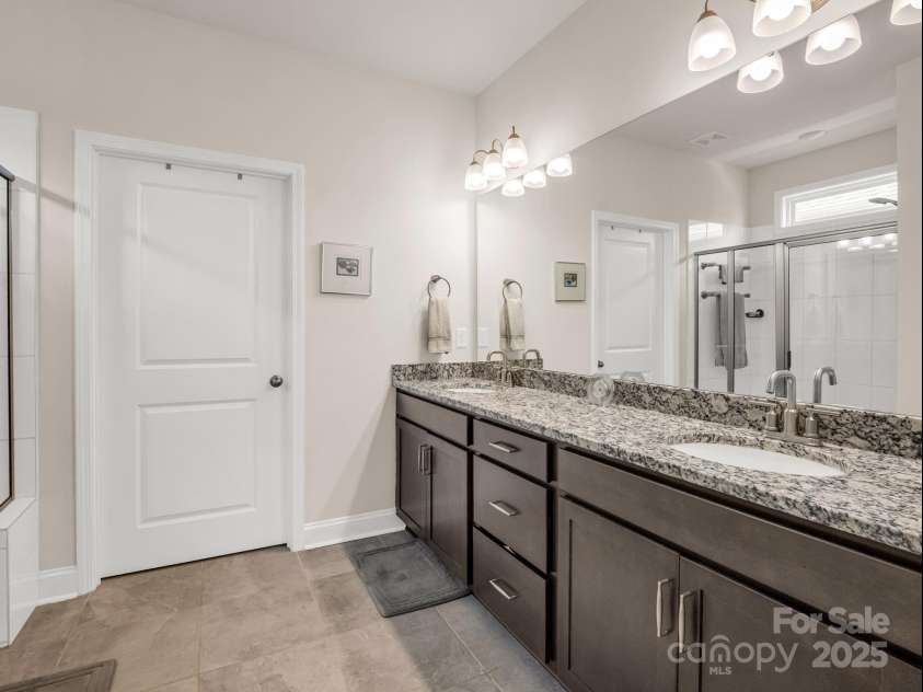 134 Fox Cove Road, Hendersonville, NC 28792.  MLS# CAR4283980, YatesRealty ID 27781. 