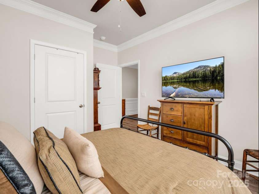 134 Fox Cove Road, Hendersonville, NC 28792.  MLS# CAR4283980, YatesRealty ID 27781. 