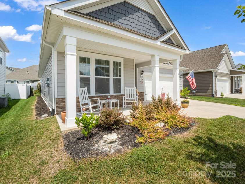 134 Fox Cove Road, Hendersonville, NC 28792.  MLS# CAR4283980, YatesRealty ID 27781. 