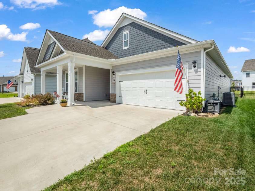 134 Fox Cove Road, Hendersonville, NC 28792.  MLS# CAR4283980, YatesRealty ID 27781. 