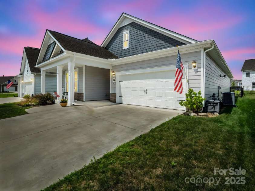 134 Fox Cove Road, Hendersonville, NC 28792.  MLS# CAR4283980, YatesRealty ID 27781. 