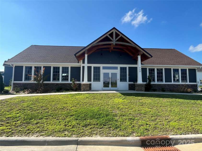 134 Fox Cove Road, Hendersonville, NC 28792.  MLS# CAR4283980, YatesRealty ID 27781. Clubhouse