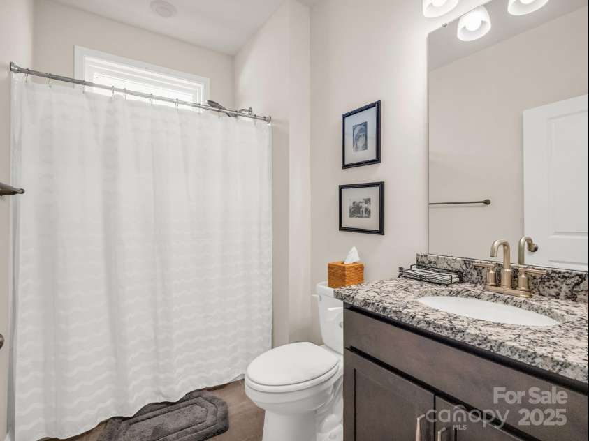 134 Fox Cove Road, Hendersonville, NC 28792.  MLS# CAR4283980, YatesRealty ID 27781. Hall Bath