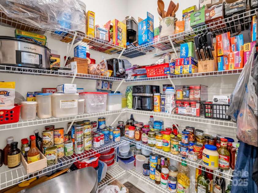 134 Fox Cove Road, Hendersonville, NC 28792.  MLS# CAR4283980, YatesRealty ID 27781. Walk-in Pantry