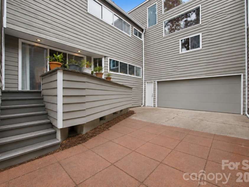 515 Poplar Street, Charlotte, NC 28202.  MLS# CAR4378649, YatesRealty ID 27783. 