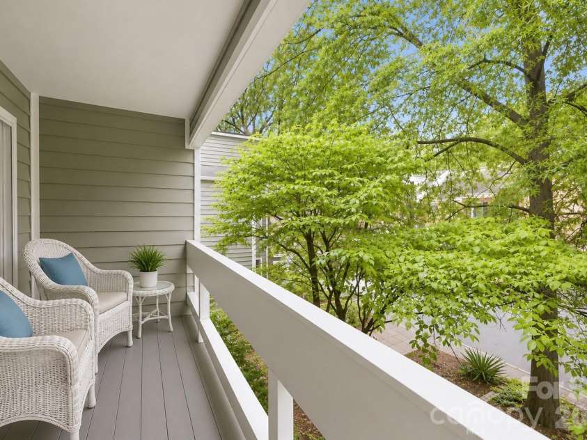 515 Poplar Street, Charlotte, NC 28202.  MLS# CAR4378649, YatesRealty ID 27783. Cozy upper-level balcony