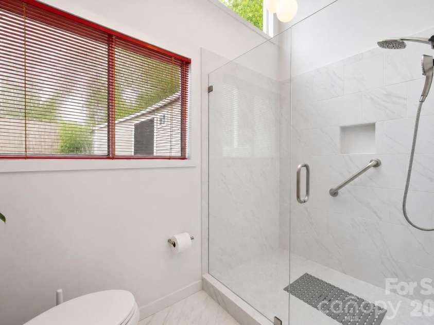 515 Poplar Street, Charlotte, NC 28202.  MLS# CAR4378649, YatesRealty ID 27783. Primary Bathroom with oversized shower