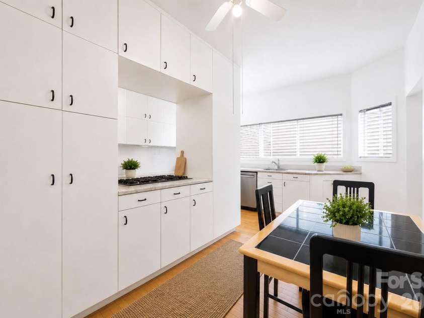 515 Poplar Street, Charlotte, NC 28202.  MLS# CAR4378649, YatesRealty ID 27783. Thoughtfully designed kitchen with exceptional built-in storage, open sightlines, and a convenient casual dining area.