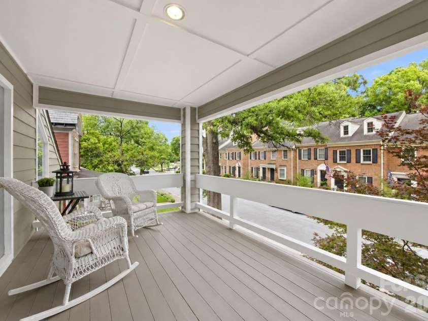 517 Poplar Street, Charlotte, NC 28202.  MLS# CAR4378644, YatesRealty ID 27784. Private front balcony