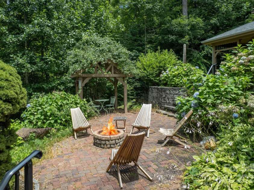 533 Safari Drive, Sylva, NC 28779.  MLS# CAR4281221, YatesRealty ID 27787. 