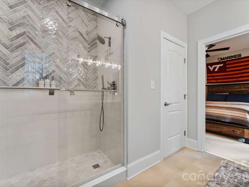 9156 Fair Oak Drive, Sherrills Ford, NC 28673.  MLS# CAR4351146, YatesRealty ID 2779. Guest Bath