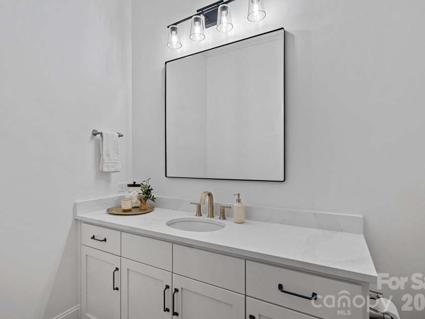 17416 Gillican Overlook Road, Davidson, NC 28036.  MLS# CAR4373444, YatesRealty ID 27790. Ensuite bath for guest bedroom
