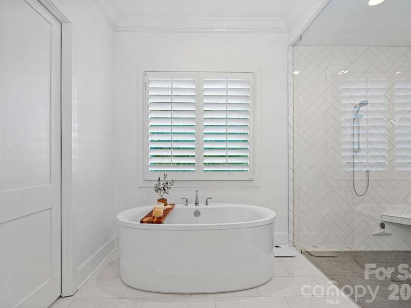 17416 Gillican Overlook Road, Davidson, NC 28036.  MLS# CAR4373444, YatesRealty ID 27790. Free standing soaking tub