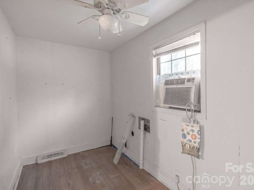 4430 Tyvola Road, Charlotte, NC 28208.  MLS# CAR4368437, YatesRealty ID 27794. 