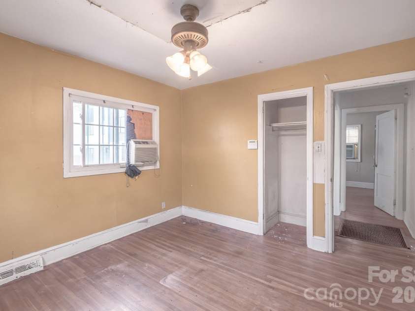 4430 Tyvola Road, Charlotte, NC 28208.  MLS# CAR4368437, YatesRealty ID 27794. 
