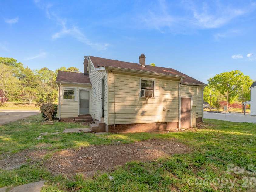 4430 Tyvola Road, Charlotte, NC 28208.  MLS# CAR4368437, YatesRealty ID 27794. 