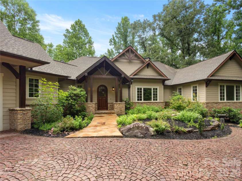 672 Walnut Valley Parkway, Arden, NC 28704.  MLS# CAR4373845, YatesRealty ID 27798. 