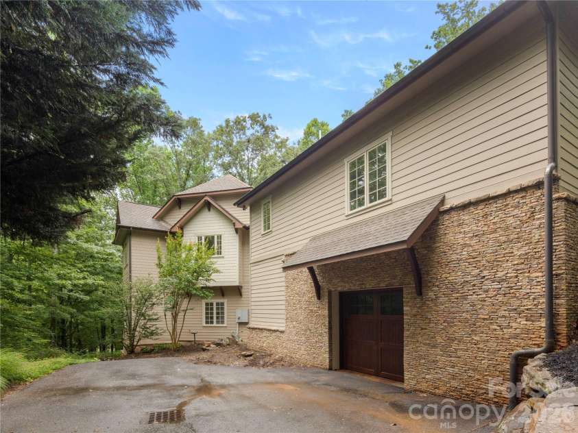 672 Walnut Valley Parkway, Arden, NC 28704.  MLS# CAR4373845, YatesRealty ID 27798. 