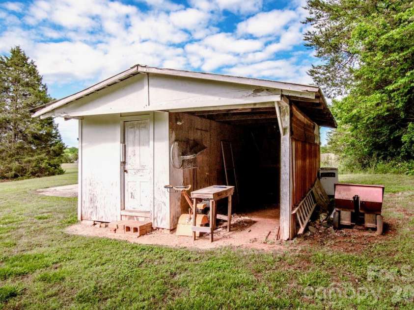 431 Cooper Farm Road, Statesville, NC 28625.  MLS# CAR4374089, YatesRealty ID 27801. 