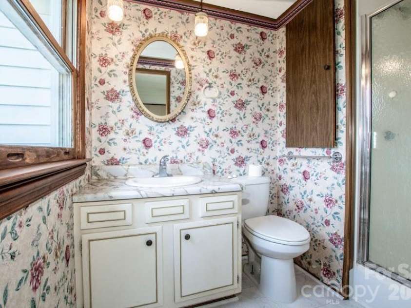 431 Cooper Farm Road, Statesville, NC 28625.  MLS# CAR4374089, YatesRealty ID 27801. Masterbath