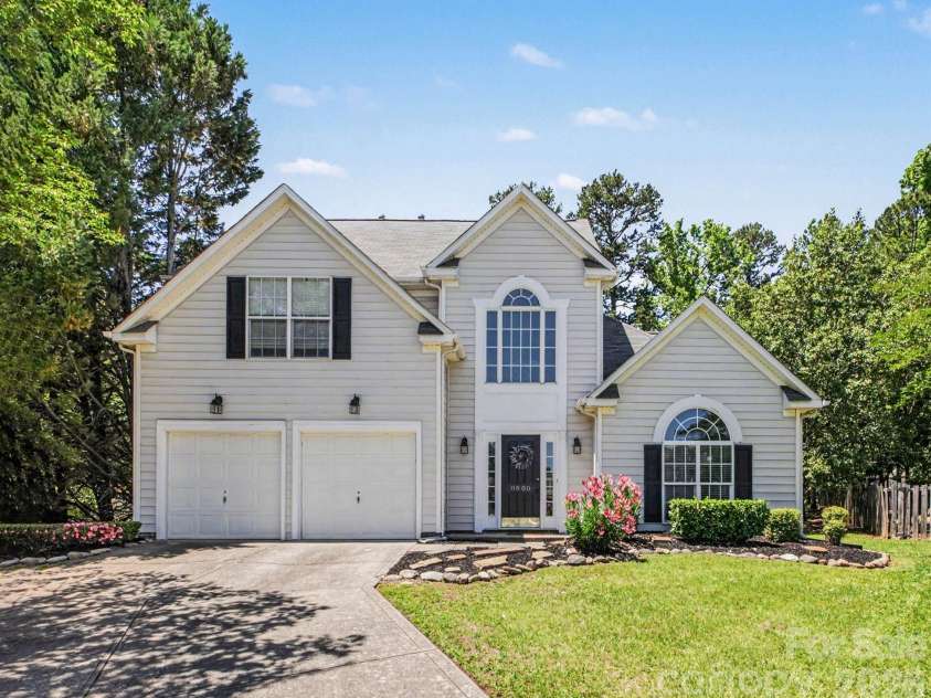 8800 Cavonnier Lane, Charlotte, NC 28216.  MLS# CAR4380051, YatesRealty ID 27802. 
