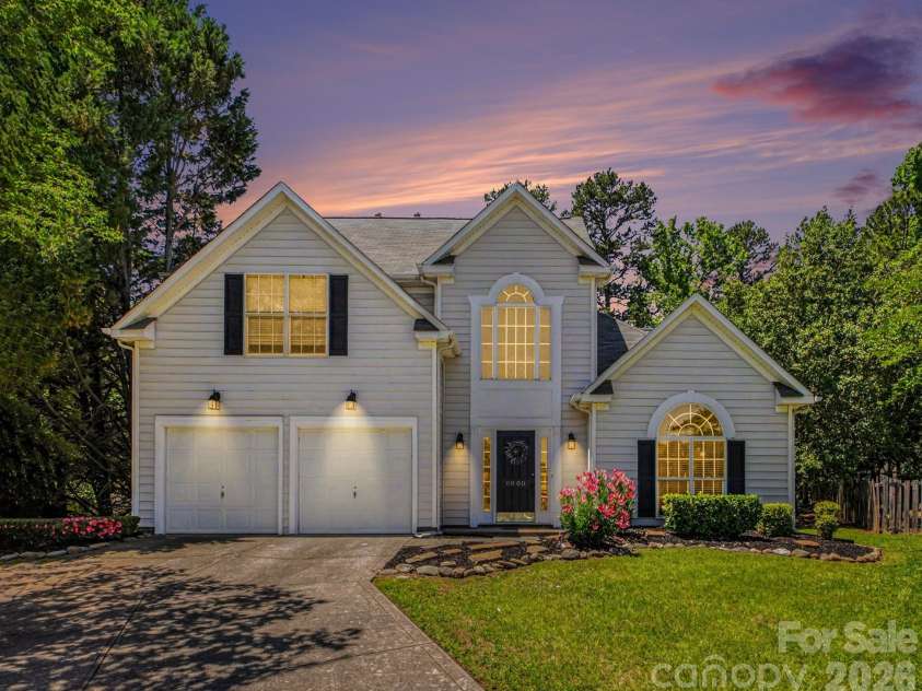 8800 Cavonnier Lane, Charlotte, NC 28216.  MLS# CAR4380051, YatesRealty ID 27802. 