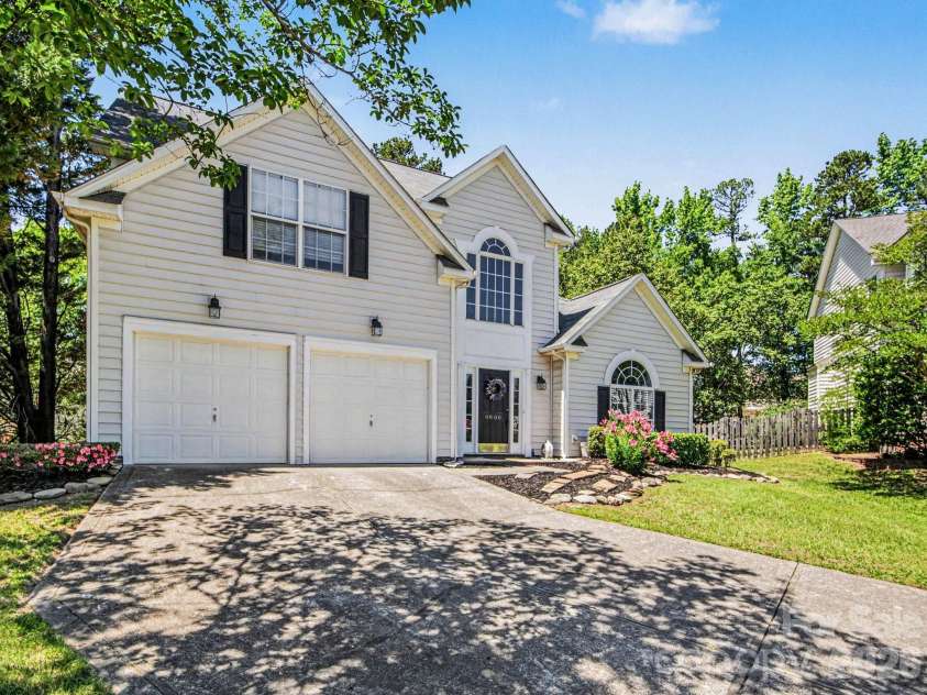 8800 Cavonnier Lane, Charlotte, NC 28216.  MLS# CAR4380051, YatesRealty ID 27802. 