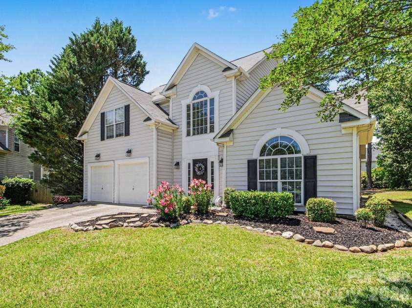 8800 Cavonnier Lane, Charlotte, NC 28216.  MLS# CAR4380051, YatesRealty ID 27802. 